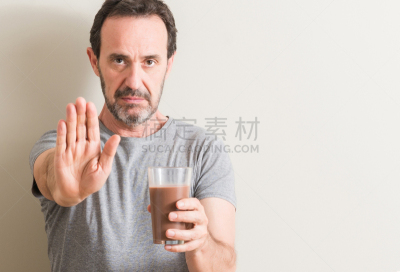 面部表情,信心,做手势,认真的,手掌,停止手势,巧克力奶昔,老年男人,喝,自卫