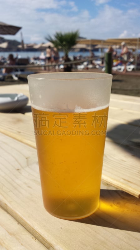 啤酒,海滩,垂直画幅,烧杯,含酒精饮料,夏天,塑胶,饮料,太阳,餐馆