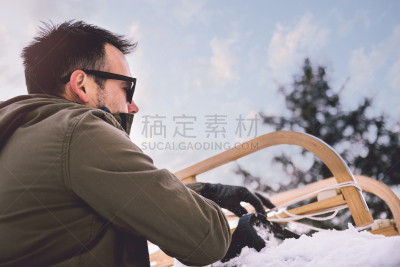 男人,动物雪车,车顶,业主,休闲活动,雪,陆用车,早晨,男性,仅男人