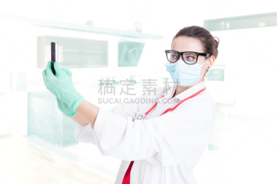 急救员,青年人,美,水平画幅,电话机,美人,仅成年人,眼镜,专业人员