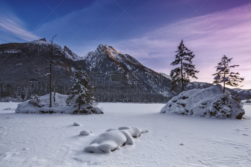 lake hintersee,冬天,阿尔卑斯湖荒野地,贝希特斯加登,巴伐利亚阿尔卑斯山区,水,天空,水平画幅,夜晚,雪