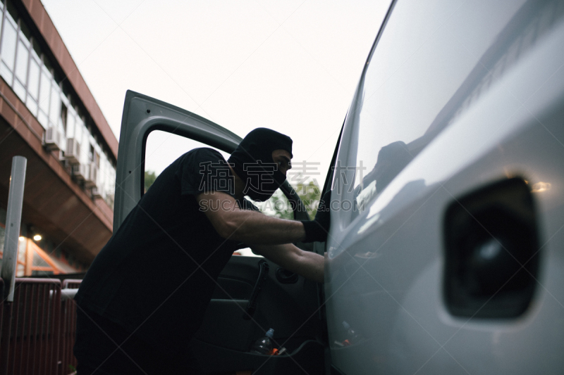 劫持汽车,动作,陆用车,连帽运动外套,安全,男性,青年人,彩色图片,青年男人,街道