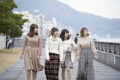 女人,露天平台,四个人,海滩,旅途,青年女人,20到29岁,休闲活动,户外,欢乐