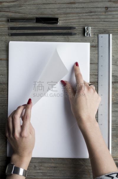 女人,手,纸,垂直画幅,留白,艺术家,白色,高处,书桌,商务