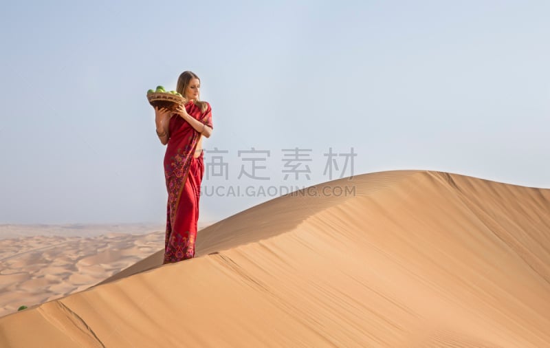 纱丽,女人,红色,empty quarter,沙特阿拉伯,天空,沙子,早晨,干的,仅成年人