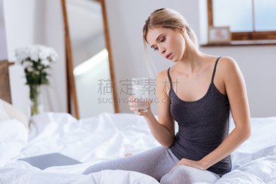 女人,床,健康保健,玻璃,拿着,水,青少年,半身像,家庭生活,早晨