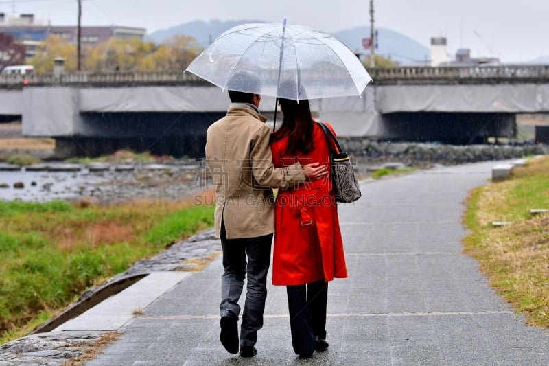 京都府,异性恋,日本人,雨,鸭川,女人,水平画幅,仅日本人,日本,伴侣