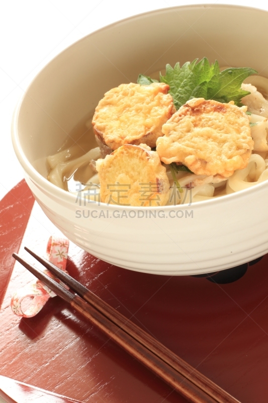 乌冬面,甘薯,垂直画幅,留白,无人,鱼汤肉汤,白色背景,天麸罗,根茎类蔬菜,影棚拍摄