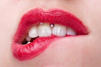 咬唇,穿洞的,牙龈,水平画幅,人的嘴,白人,唇膏,特写,仅成年人,南欧血统
