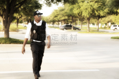 警官,市区路,黑色人种,防弹背心,警服,韧性,仅男人,仅一个男人,全身像