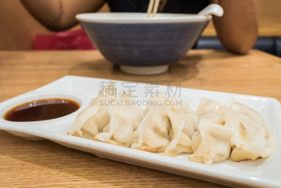 饺子,白色,盘子,酱油,名人吐槽节目,方便食品,点心,烤串,煎蛋,开胃品