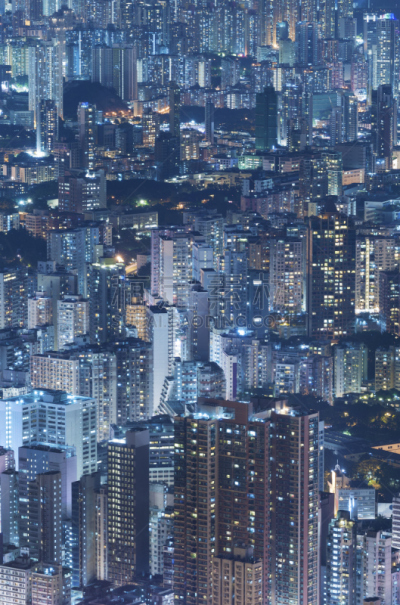 航拍视角,停车楼,霓虹色,垂直画幅,夜晚,无人,户外,都市风景,霓虹灯,街道
