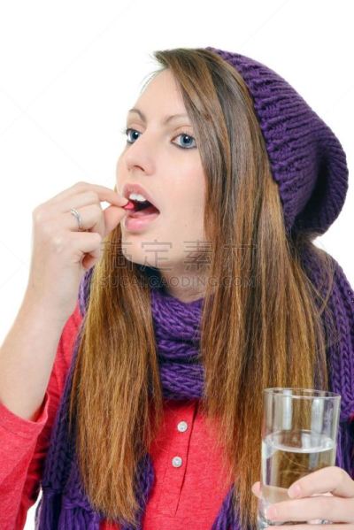 女人,白色背景,舒服,垂直画幅,美,头痛,美人,仅成年人,疲劳的,人的脸部