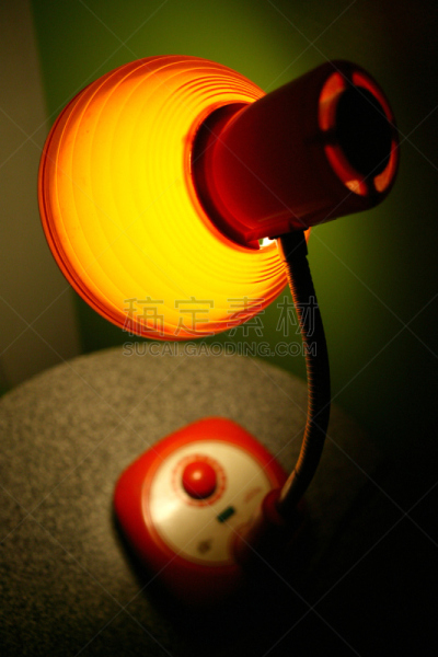 红灯,垂直画幅,无人,轻的,钨的视觉图,灯,明亮,树荫,红色,复古风格