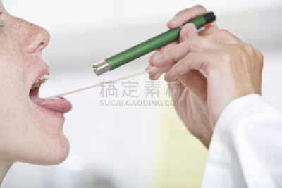 压舌板,喉咙,水平画幅,人的嘴,手,健康保健,病人,医疗建筑
