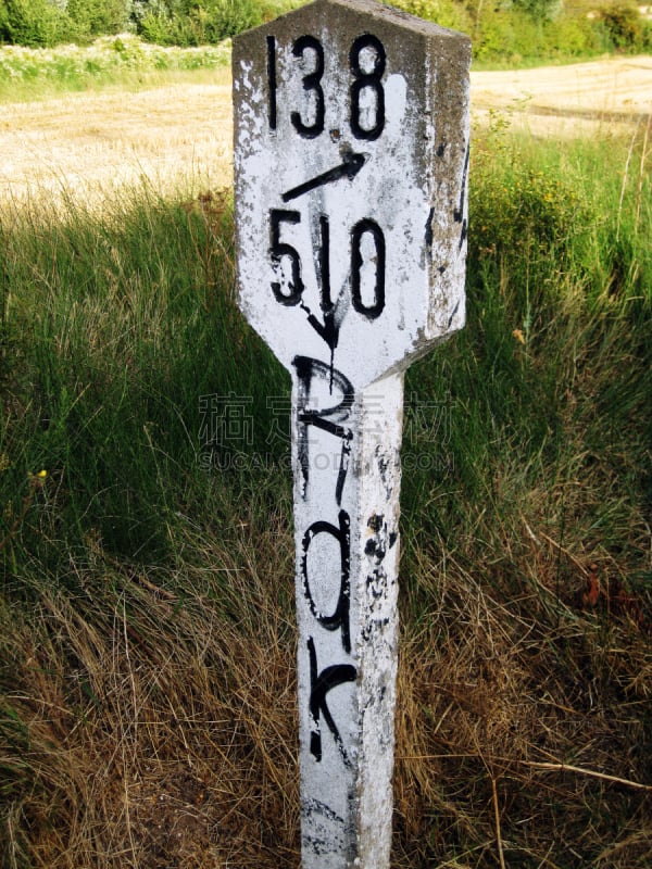 交通标志,火车,运动跑道,西班牙高铁,车厢,敏捷,垂直画幅,天空,地名,郊区