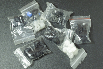 白色,软垫,人的耳朵,黑色,损失,个人随身用品,公文包,耳机,音乐,白色背景
