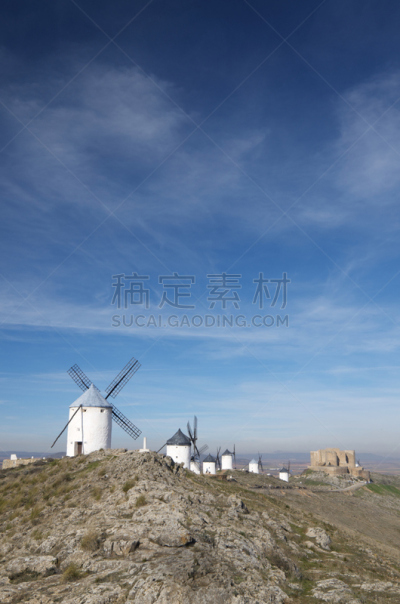 现代风车,孔苏埃格拉城堡,塞万提斯,风车镇,唐吉诃德,传统风车,托莱多省,卡斯蒂利亚-拉曼恰,垂直画幅,留白
