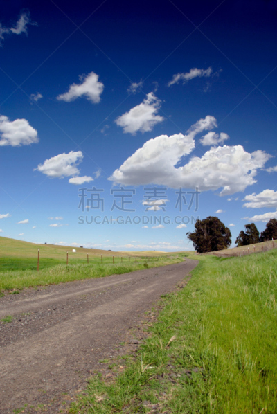 路,单车道,农场,沙砾,泥土,垂直画幅,天空,山,无人,透视图