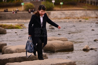 鸭川,垫脚石,京都府,女人,下班后,30到39岁,水平画幅,套装,户外,仅成年人