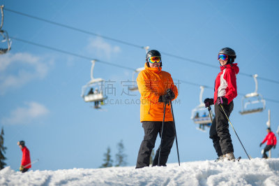 滑雪场,女人,滑雪运动,滑雪雪橇,男人,滑雪夹克,滑雪镜,安全帽,山地自行车运动,滑雪度假