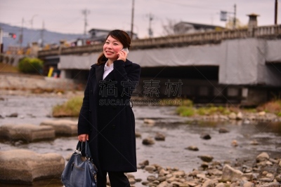 鸭川,京都府,日本人,女人,手机,垫脚石,水平画幅,套装,户外,青年人