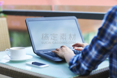咖啡馆,笔记本电脑,桌子,女人,上网本,台式个人电脑,计算机键盘,电子邮件,专业人员,咖啡杯
