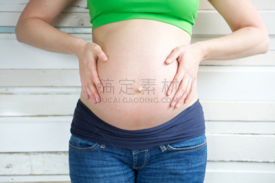 拿着,牛仔裤,青年女人,胃,正面视角,腹腔,纯净,健康,仅成年人,青年人