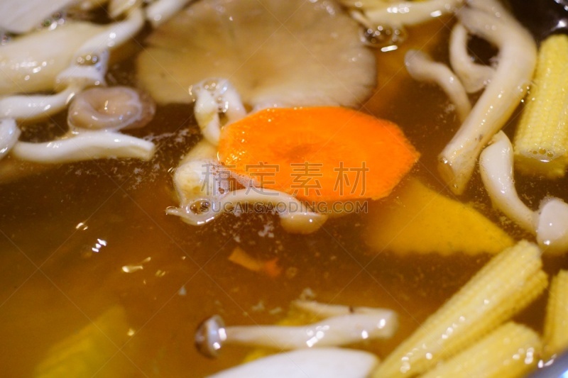 涮涮锅,寿喜烧,日式火锅菜,细面条,甜玉米,沸腾的,明虾,虾,餐具,水平画幅