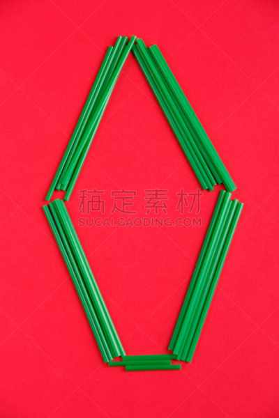 装管,绿色,红色,塑胶,反差,红色背景,公亩,英文字母o,出示