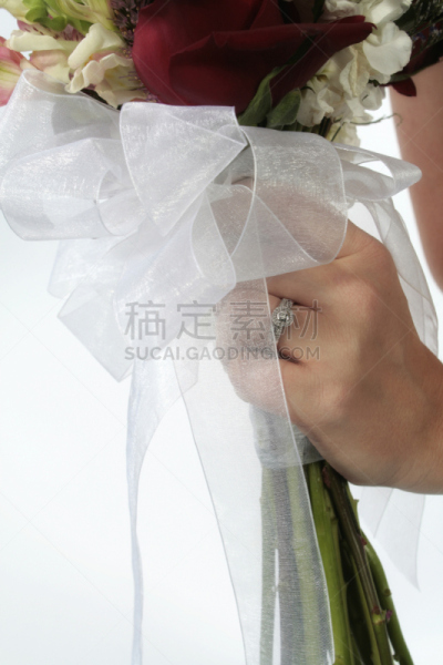 花束,薄绸,自然,垂直画幅,蝴蝶结,手,结婚戒指,白色背景,订婚戒指