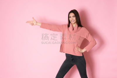 粉色,表现积极,毛衣,波兰,背景分离,彩色背景,肖像,女人,青年女人,人的脸部