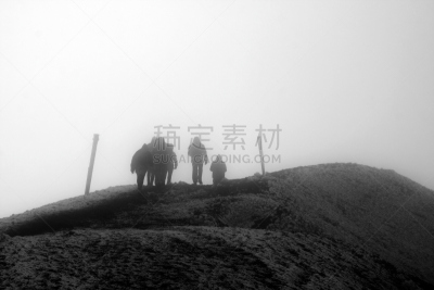 多云,徒步旅行,山顶,天空,水平画幅,雪,火山地形,旅行者,户外,山