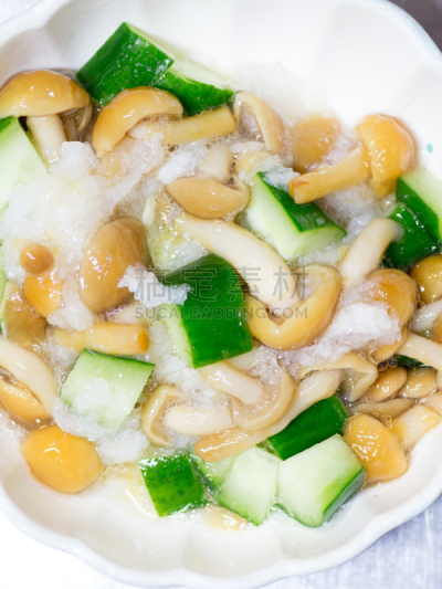 滑子菇,泥泞的,日本食品,黄瓜,沙拉,色拉调料,莳萝,垂直画幅,留白,素食