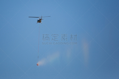 消防员,直升机,消防桶,水,天空,水平画幅,绳子,大桶,2015年,摄影