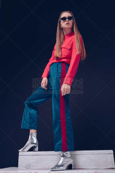 高雅,女人,衣服,台阶楼梯,垂直画幅,美,留白,银色,美人,高跟鞋