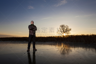 湖,男人,冻结的,天空,水平画幅,雪,皮革,户外,草,云景