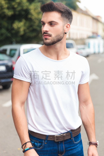 男人,休闲装,街道,四处看看,注视镜头,热,仅男人,罗马尼亚,肖像,环境