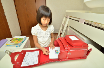 女孩,书房,青少年,办公用品,水平画幅,短袖,家庭生活,仅一个少女,未成年学生,家具