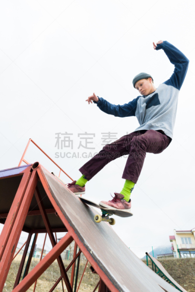 青少年,连帽运动外套,长袖衫,滑板,栏杆,牛仔裤,滑板公园,滑梯,垂直画幅,车轮