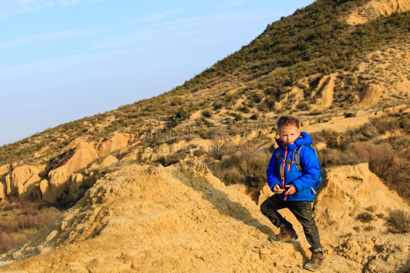 山,男孩,背包,bardenas reales,纳瓦拉,公园,水平画幅,沙子,在边上,旅行者