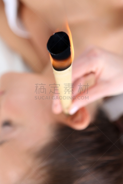 耳烛疗法,耳鼻喉科医师,煤油,人的耳朵,垂直画幅,替代疗法,辅导讲座,健康,干净,白人