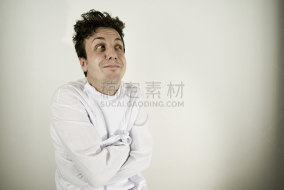 青年男人,发狂的,水平画幅,白色背景,人,面部表情,自鸣得意的,仅男人,仅成年人