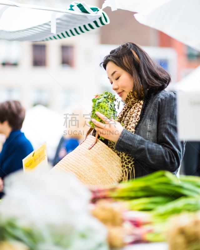 农业市集,女人,联合广场,农产品市场,红宝石牛皮菜,牛皮菜,街市,垂直画幅,留白,芳香的