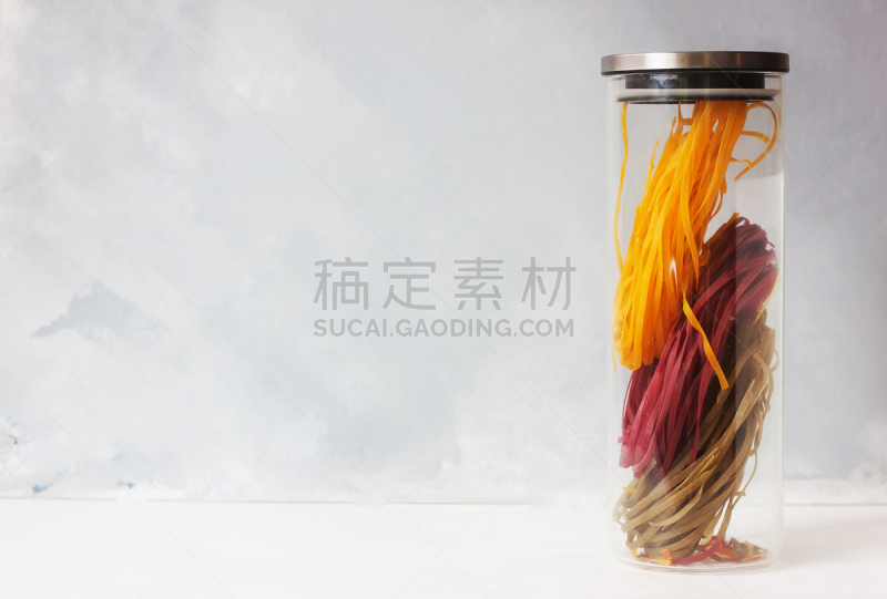 广口瓶,意大利面,多色的,灰色背景,留白,餐具,水平画幅,素食,传统,膳食