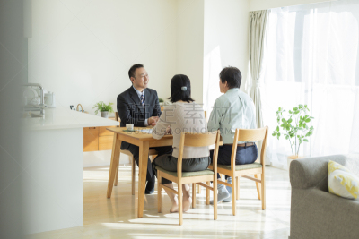 男商人,中老年伴侣,仅日本人,金融顾问,日本人,股市和交易所,半身像,家庭保险,房地产,忠告