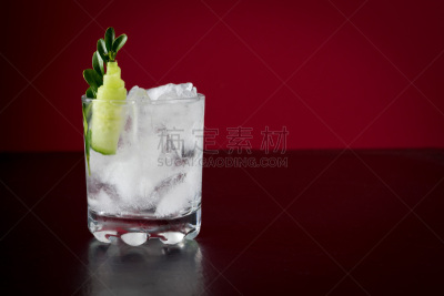 杜松子,鸡尾酒,饮料,稻草,冰,黄瓜,苏打水,朗姆酒,口渴的,合成图像