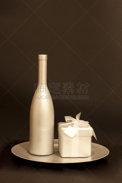瓶子,金色,垂直画幅,餐盘,彩色图片,主菜餐盘,无人,半球形盘,礼物标签,包装纸