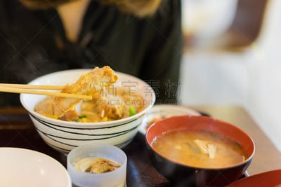 炸猪排,女人,手,味噌酱,寿司卷,筷子,餐具,水平画幅,传统,膳食