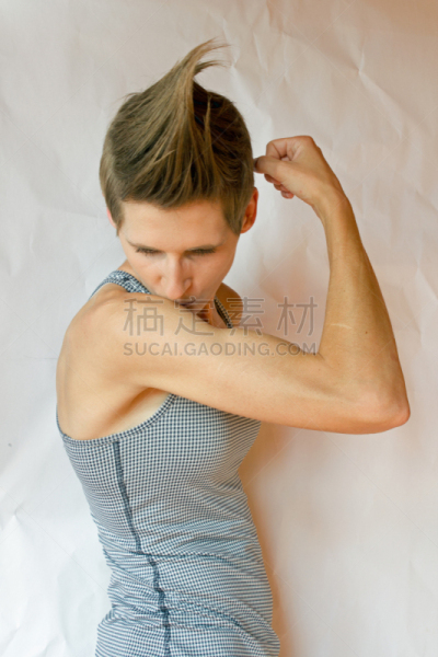 运动竞赛,青年女人,白色背景,垂直画幅,青少年,艺术模特,注视镜头,进食障碍,人类肌肉,职业运动员